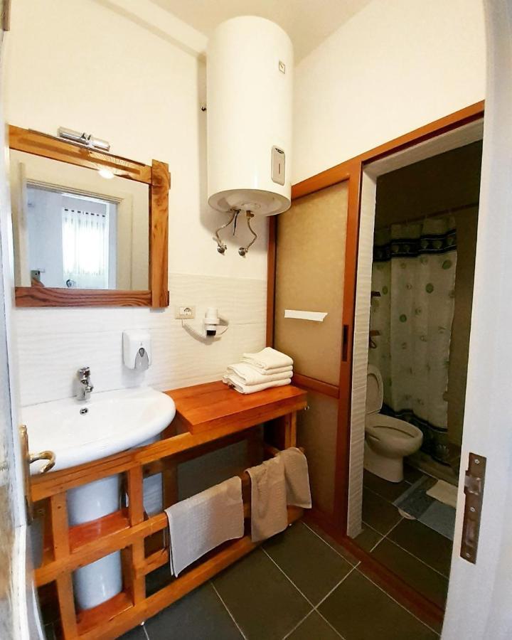 At Pikotiko'S - Korca City Rooms For Rent Kültér fotó